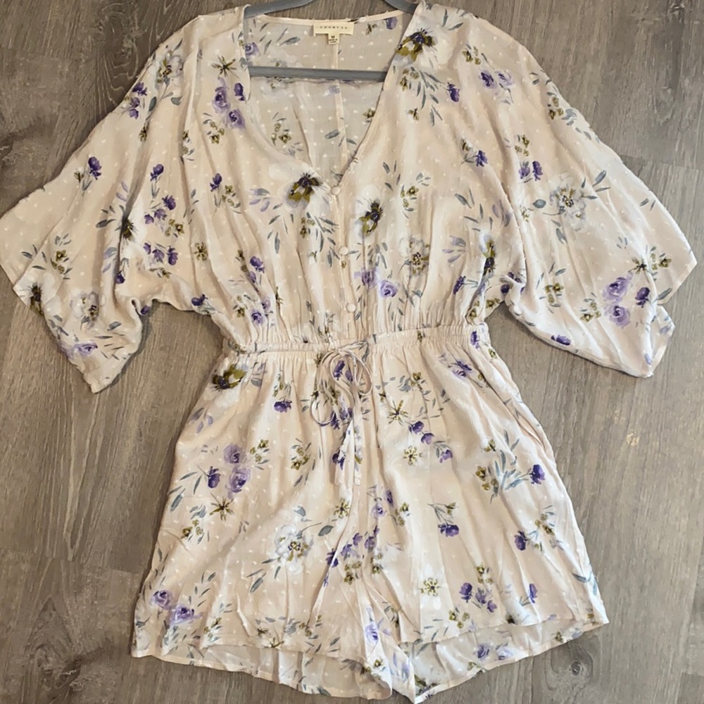 NWOT Promesa romper. Medium, floral